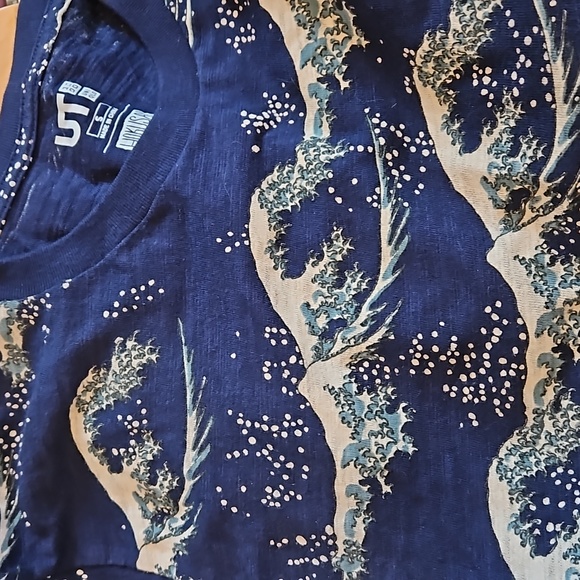 Uniqlo Hokusai Blue Graphic Tee - waves - Picture 2 of 3